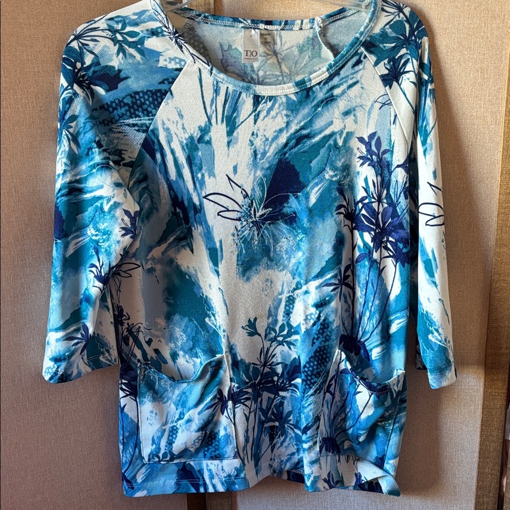 FINAL MARKDOWN Thomas & Olivia Blue and White Women's Top small
